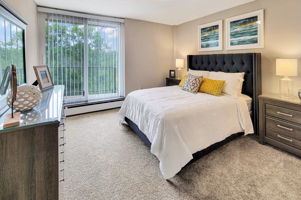 Large bedroom at Solon Club Apartments in Oakwood Village, Ohio