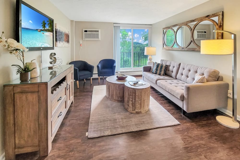 Large living room at Solon Club Apartments in Oakwood Village, Ohio