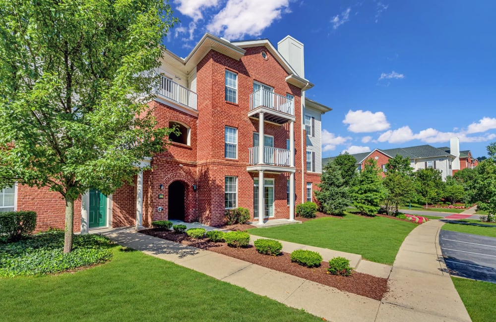 Exterior of apartment building at Christopher Wren Apartments & Townhomes in Wexford, Pennsylvania