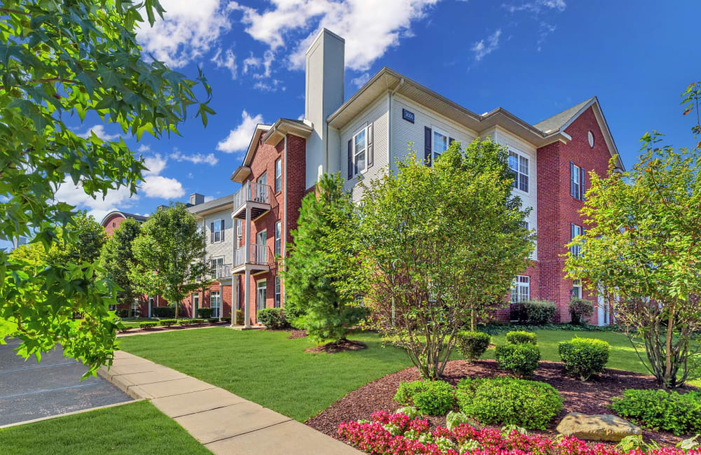 Exterior of apartment building at Christopher Wren Apartments & Townhomes in Wexford, Pennsylvania