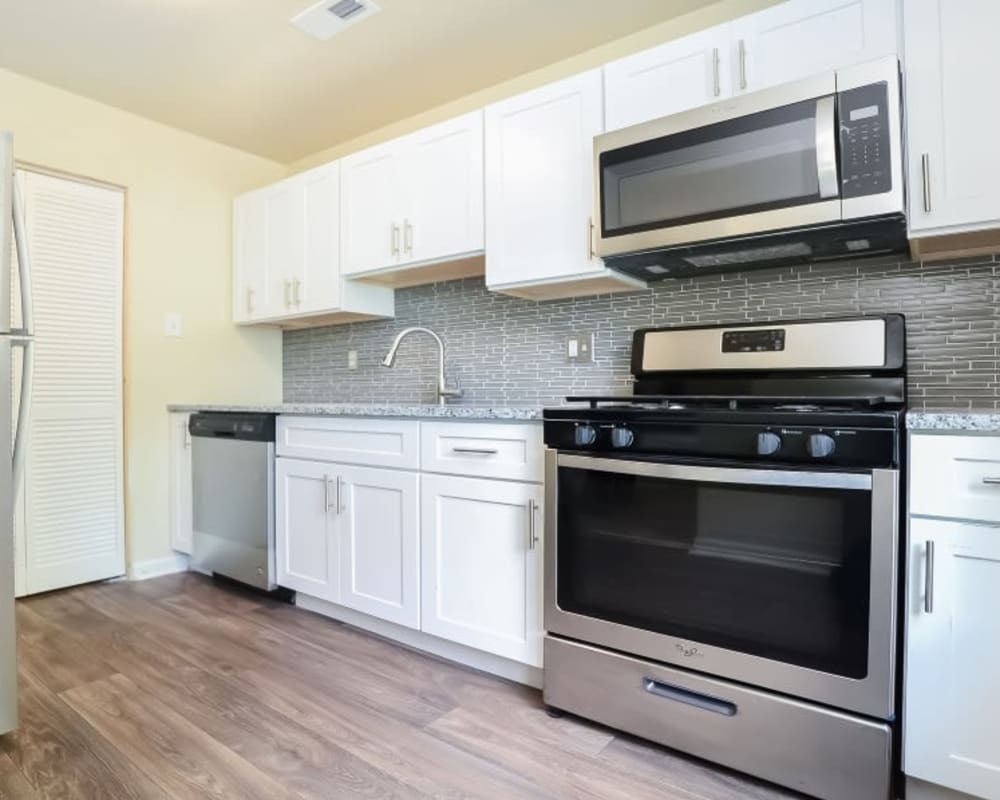 Contemporary kitchen with stainless-steel appliances and white Shaker cabinets at Fox Run Apartments & Townhomes in Bear, Delaware