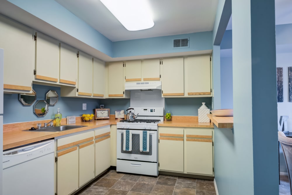 Fully-Equipped Kitchen with Modern Appliances at Montgomery Woods Townhomes in Harleysville, Pennsylvania