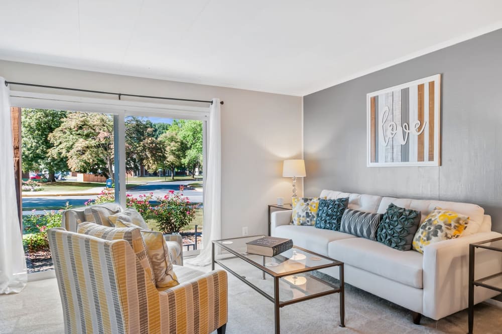 Cozy living room with plush carpeting at Oxford Manor Apartments & Townhomes in Mechanicsburg, Pennsylvania