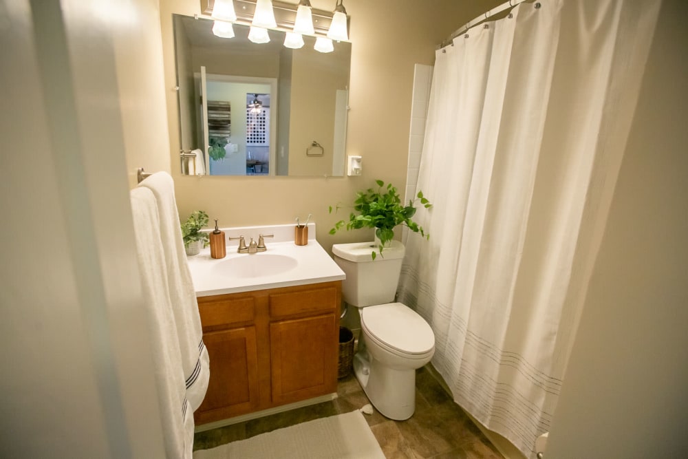 Large bathroom at Solon Club Apartments in Oakwood Village, Ohio