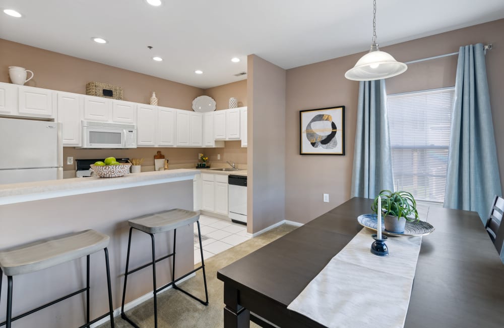 Spacious Modern Kitchen And Dining Area at Woodview at Marlton Apartment Homes in Marlton, New Jersey